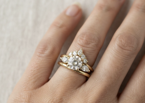 peta - engagement ring with 14k yellow gold metal and round shape diamond
